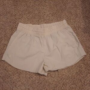Under Armour Women's Size XL Athletic Shorts Beige Lightweight Pockets Brand New
